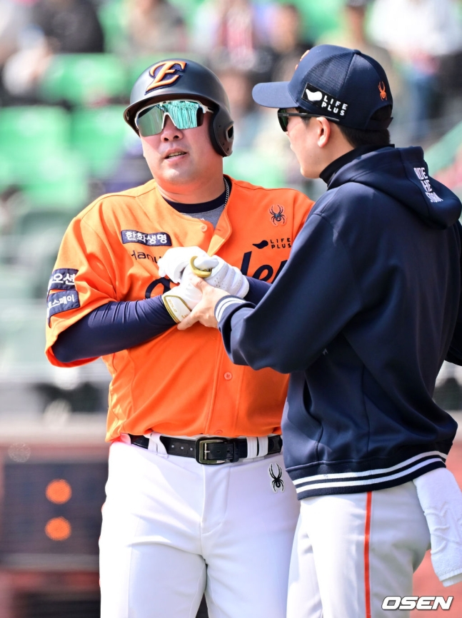 한화 안치홍이 10일 SSG와 2025 KBO 시범경기 4회초 공에 맞아 고통스러워 하고 있다.