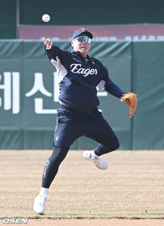 한화 안치홍이 11일 SSG와 2025 KBO 시범경기를 앞두고 수비 훈련을 하고 있다.