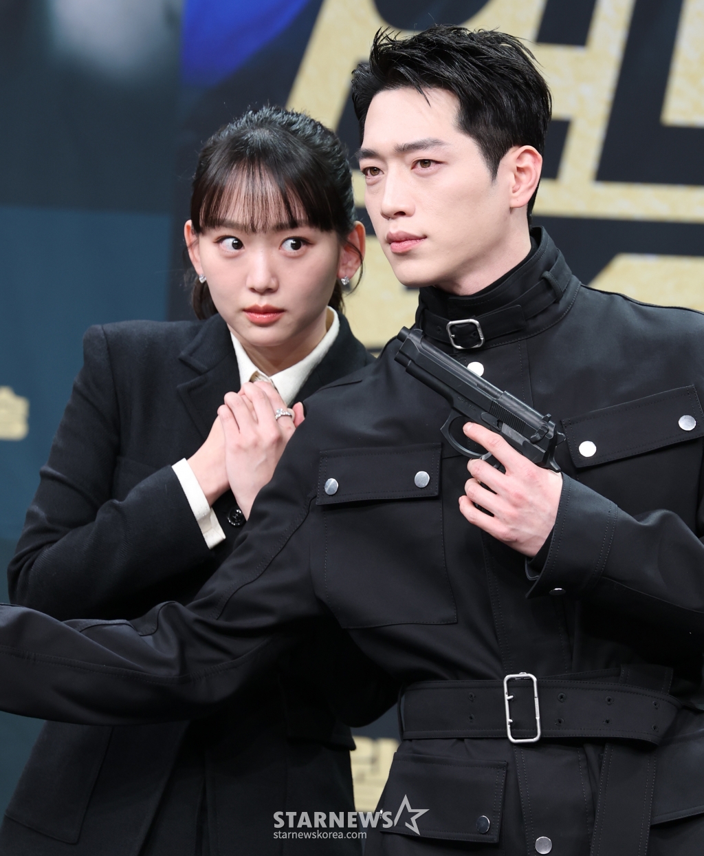 (서울=뉴스1) 권현진 기자 = 배우 진기주와 서강준(오른쪽)이 20일 오후 서울 마포구 상암 MBC에서 열린 MBC 금토드라마 '언더커버 하이스쿨' 제작발표회에 참석해 포즈를 취하고 있다. '언더커버 하이스쿨'은 배우 서강준의 전역 후 복귀작으로 화제를 모은 작품으로 고종 황제의 사라진 금괴의 행방을 쫓기 위해 고등학생으로 위장 잠입한 국정원 요원의 좌충우돌 N차 고딩 활약기를 담은 작품이다. 2025.2.20/뉴스1 Copyright © 뉴스1. All rights reserved. 무단 전재 및 재배포, AI학습 이용 금지. /사진=(서울=뉴스1) 권현진 기자