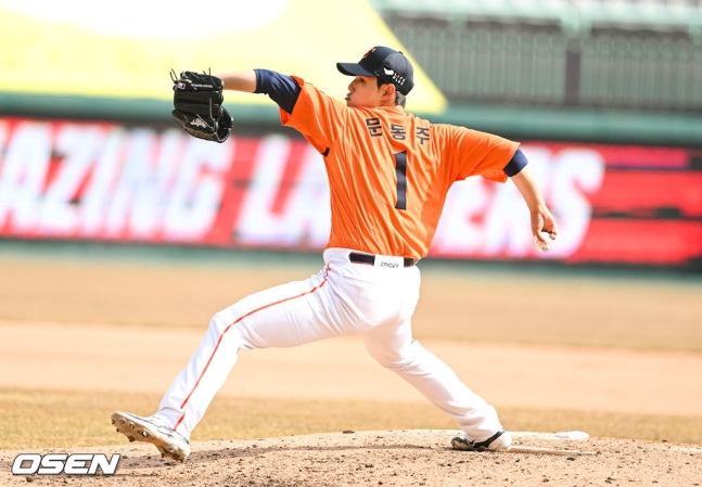 한화 문동주가 11일 인천SSG랜더스필드에서 열린 SSG와 2025 KBO 시범경기에서 역투하고 있다.