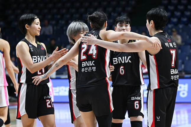 BNK 선수단. /사진=WKBL 제공