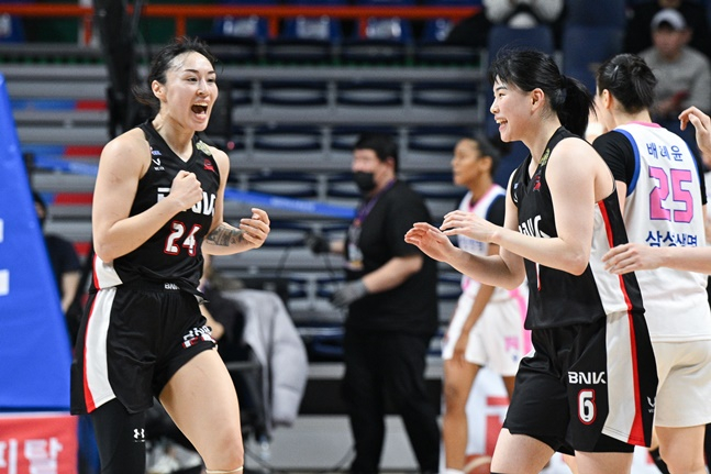 BNK 김소니아(왼쪽)와 이소희. /사진=WKBL 제공