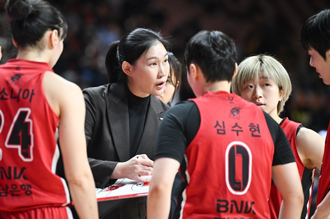 BNK 박정은 감독(왼쪽 2번째)이 작전지시를 하고 있다. /사진=WKBL 제공