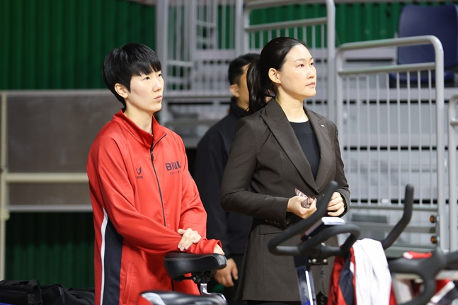 BNK 박정은 감독(오른쪽)과 박혜진. /사진=WKBL 제공