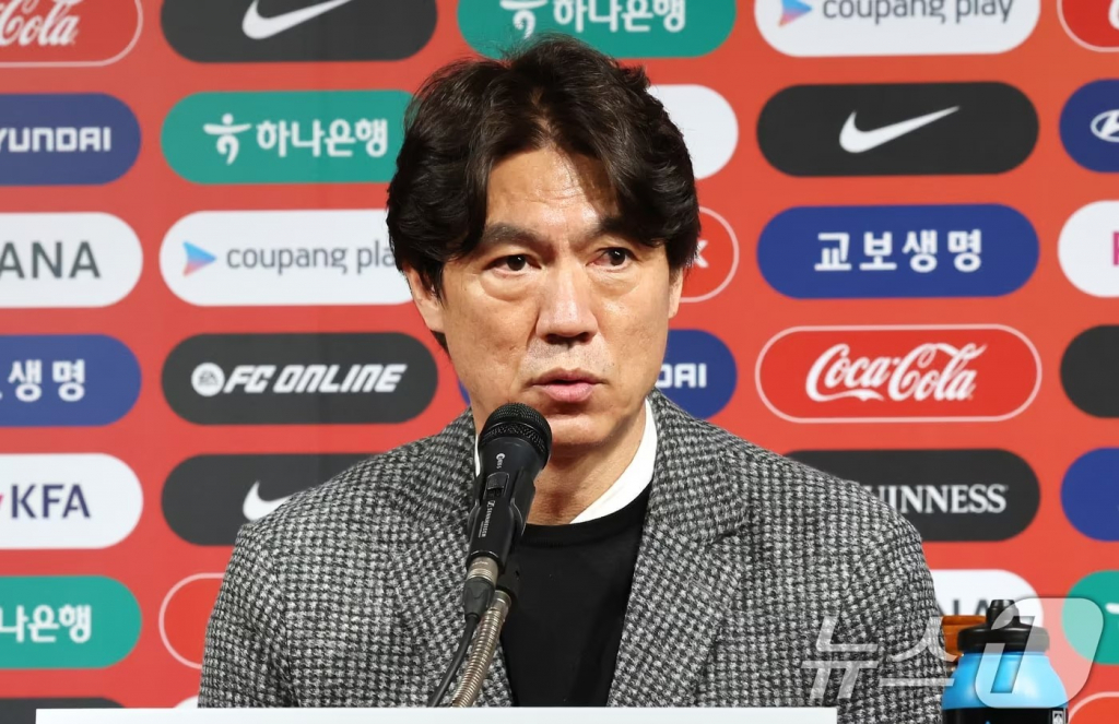홍명보 한국 남자축구 국가대표팀 감독이 10일 서울 종로구 신문로 축구회관에서 2026 국제축구연맹(FIFA) 북중미 월드컵 아시아 3차 예선 B조 7차전 오만전과 8차전 요르단전에 출전할 3월 A매치 소집 명단을 발표하고 있다. /사진=뉴스1