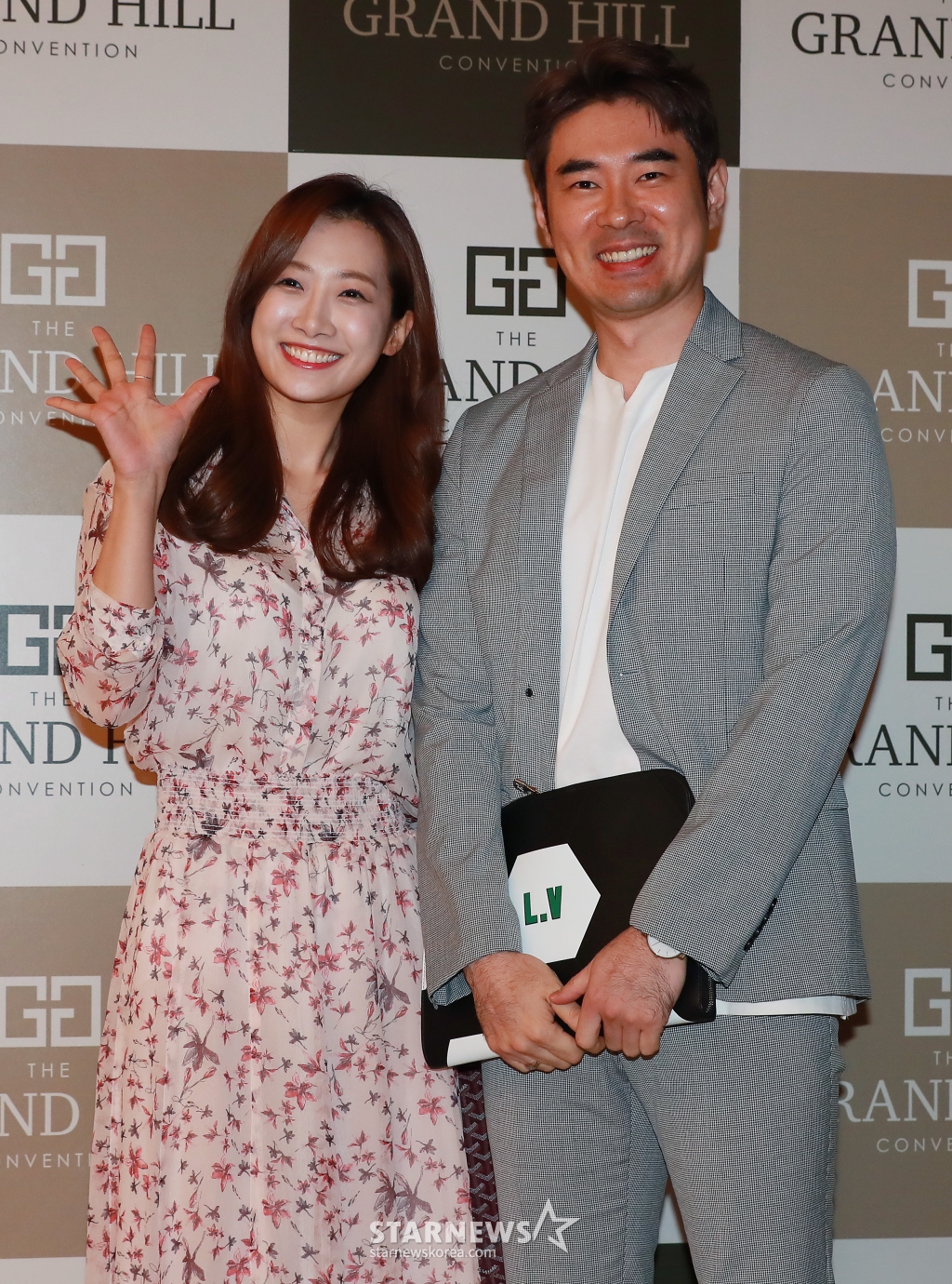 조충현, 김민정 아나운서 부부가 7일 오후 서울 강남구 한 예식장에서 열린 17세 차 연상연하 커플 가수 미나(본명 심민아)와 류필립의 결혼식에 참석해 포즈를 취하고 있다. /사진=이동훈 기자 /사진=이동훈 기자 photoguy@