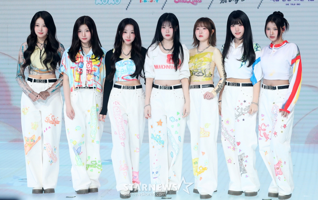 [서울=뉴시스] 김혜진 기자 = 그룹 세이마이네임(왼쪽부터 소하, 승주, 메이, 도희, 히토미, 준휘, 카니)이 12일 오후 서울 마포구 쇼킹케이팝센터에서 열린 두 번째 앨범 'My Name Is…(마이 네임 이즈)' 발매 기념 쇼케이스에서 포즈를 취하고 있다.   타이틀곡 '샤랄라'는 레트로한 사운드와 아날로그적인 테마를 통해 사랑스러운 분위기를 더욱 극대화하는 곡이다. 2025.03.12. jini@newsis.com /사진=김혜진