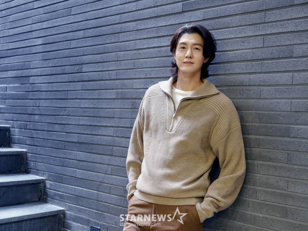 MBC '밤에 피는 꽃'의 배우 이기우가 29일 진행된 라운드 인터뷰를 위해 포즈를 취하고 있다. /사진제공=스튜디오더무로 2024.02.29 /사진=이동훈