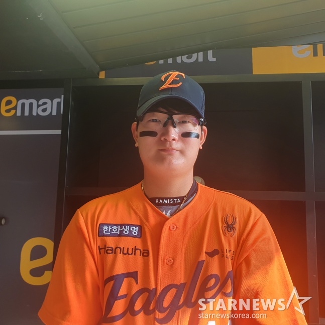 한화 김서현이 11일 인천SSG랜더스필드에서 열린 2025 KBO 시범경기 SSG전을 승리로 이끈 후 취재진과 인터뷰에 응하고 있다. /사진=김동윤 기자