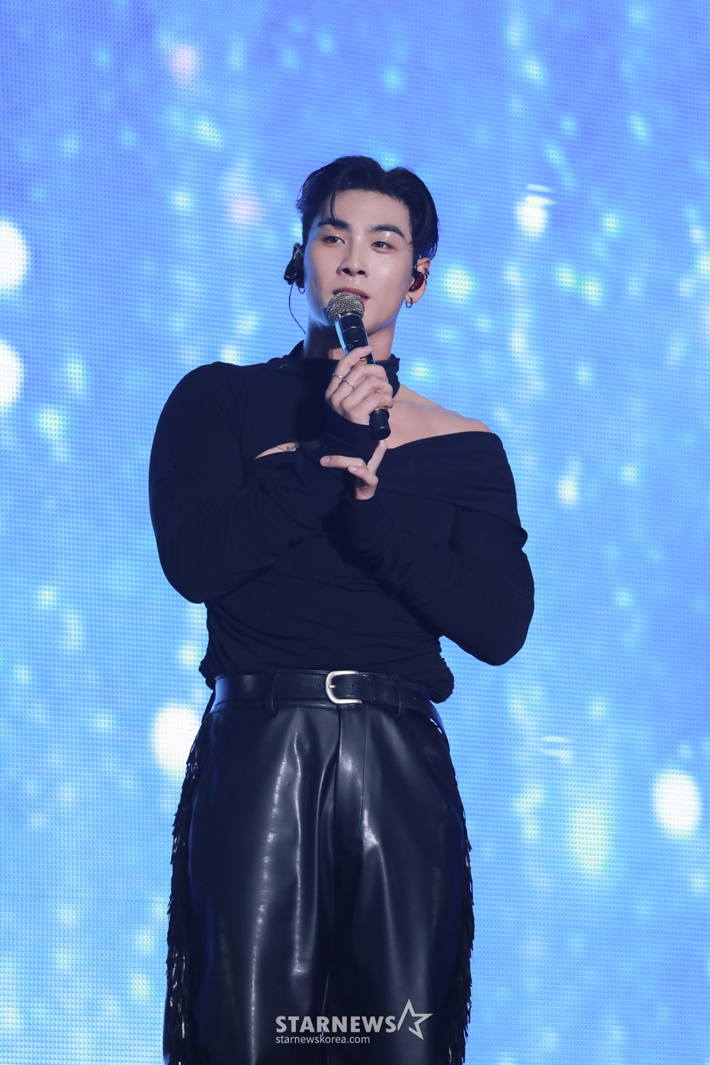 가수 백호가 11일 서울 송파구 올림픽공원 KSPO DOME에서 진행된 2023 'Weverse Con Festival'(위버스콘 페스티벌)에 참석해 멋진 무대를 선보이고 있다. 위버스의 다채로운 팬 경험을 오프라인에서 즐기며, 동시대 대중음악의 현주소를 종합적으로 경험할 수 있는 '위버스 콘 페스티벌'은 10일과 11일 올림픽공원 KSPO DOME과 88잔디마당에서 막을 올린다. / 사진제공 = 위버스콘 페스티벌
