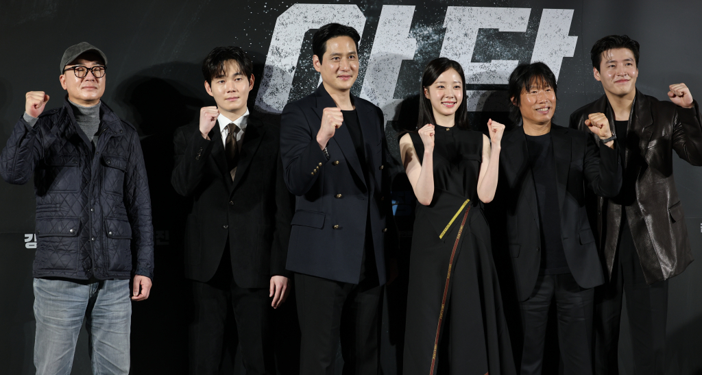 (서울=뉴스1) 권현진 기자 = 황병국 감독(왼쪽부터)과 배우 류경수, 박해진, 채원빈, 유해진, 강하늘이 13일 오전 서울 강남구 삼성동 메가박스 코엑스점에서 열린 영화 '야당' 제작보고회에 참석해 포즈를 취하고 있다 '야당'은 대한민국 마약판을 설계하는 브로커 '야당', 더 높은 곳에 오르려는 '검사', 마약 범죄 소탕에 모든 것을 건 ‘형사’가 서로 다른 목적을 가지고 엮이며 펼쳐지는 범죄 액션 영화다. 2025.3.13/뉴스1 Copyright © 뉴스1. All rights reserved. 무단 전재 및 재배포, AI학습 이용 금지. /사진=(서울=뉴스1) 권현진 기자