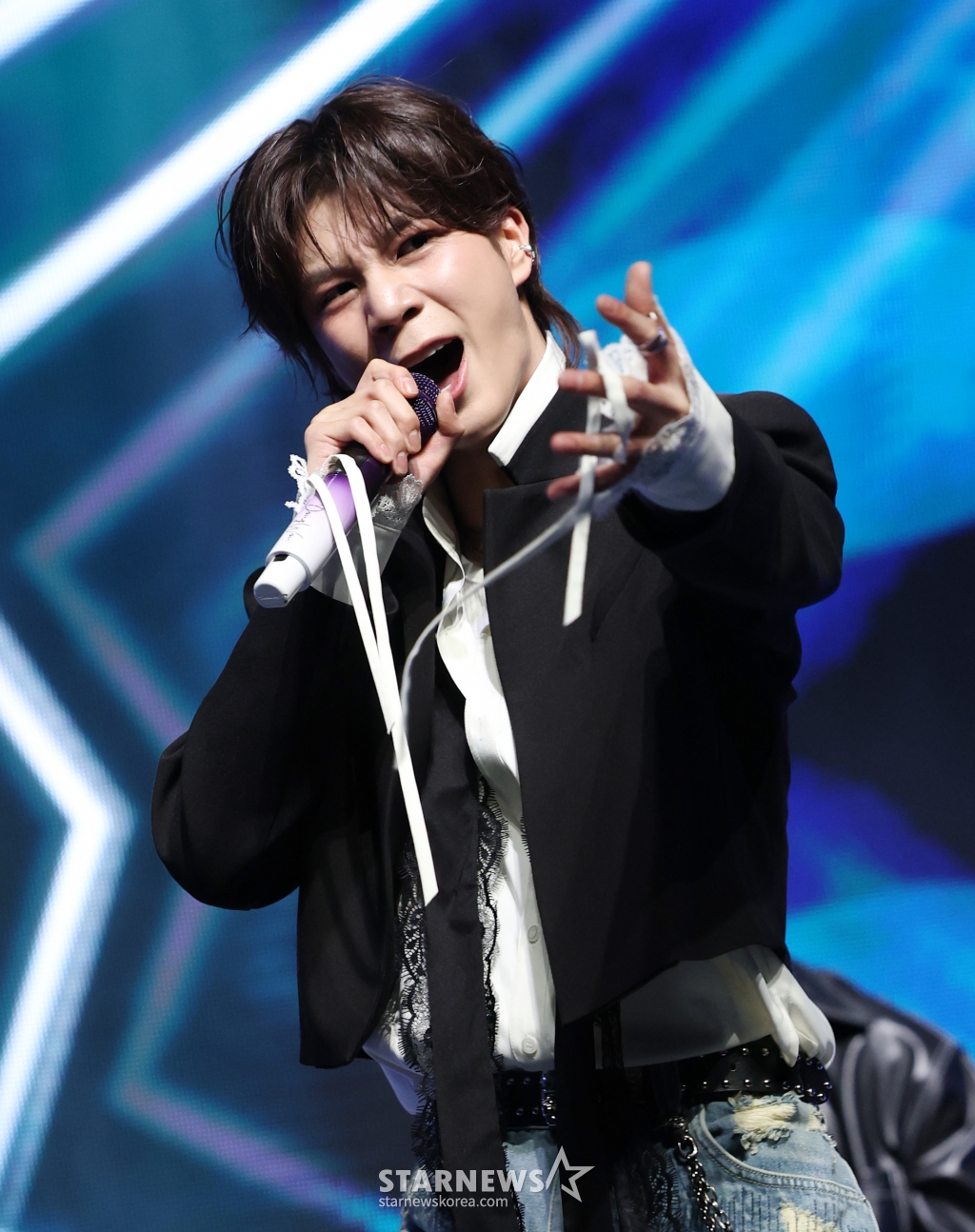 (서울=뉴스1) 권현진 기자 = 가수 정동원이 13일 오후 서울 이촌동 노들섬 라이브하우스에서 가진 두 번째 정규 앨범 '키다리의 선물' 쇼케이스에서 타이틀 곡 '흥!'을 열창하고 있다. 2025.3.13/뉴스1 Copyright © 뉴스1. All rights reserved. 무단 전재 및 재배포, AI학습 이용 금지. /사진=(서울=뉴스1) 권현진 기자