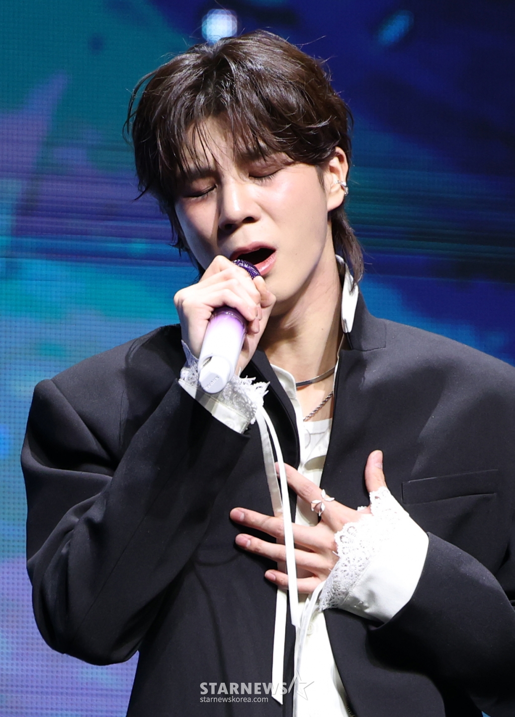 (서울=뉴스1) 권현진 기자 = 가수 정동원이 13일 오후 서울 이촌동 노들섬 라이브하우스에서 가진 두 번째 정규 앨범 '키다리의 선물' 쇼케이스에서 타이틀 곡 '꽃등'을 열창하고 있다. 2025.3.13/뉴스1 Copyright © 뉴스1. All rights reserved. 무단 전재 및 재배포, AI학습 이용 금지. /사진=(서울=뉴스1) 권현진 기자