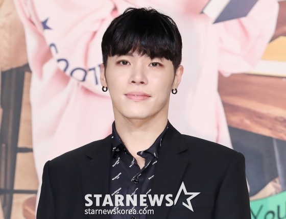 (서울=뉴스1) = 10일 가수 휘성이 갑작스럽게 세상을 떠났다는 비보가 전해졌다. 향년 43세.  이날 소속사 타조엔터테인먼트는 공식 입장을 통해 "이날 소속 아티스트인 휘성 님이 우리 곁을 떠났다"라며 "고인은 서울 자택에서 심정지 상태로 발견돼 사망 판정을 받았다"라고 알렸다.   소속사는 "갑작스러운 비보에 유가족을 비롯한 타조엔터테인먼트 동료 아티스트 및 임직원 모두 비통한 심정으로 고인을 애도하고 있다"라고 전하며 "큰 충격과 슬픔에 빠진 유가족을 위해 확인되지 않은 루머와 추측성 보도는 자제해 주시길 간곡히 부탁드린다"라고 당부했다. (뉴스1DB) 2025.3.10/뉴스1  Copyright © 뉴스1. All rights reserved. 무단 전재 및 재배포,  AI학습 이용 금지. /사진=(서울=뉴스1)