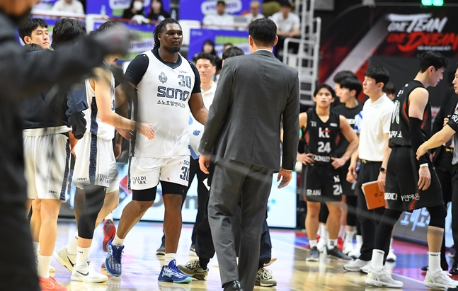 번즈(가운데)가 부상 당한 뒤 교체되고 있다./사진=KBL 제공