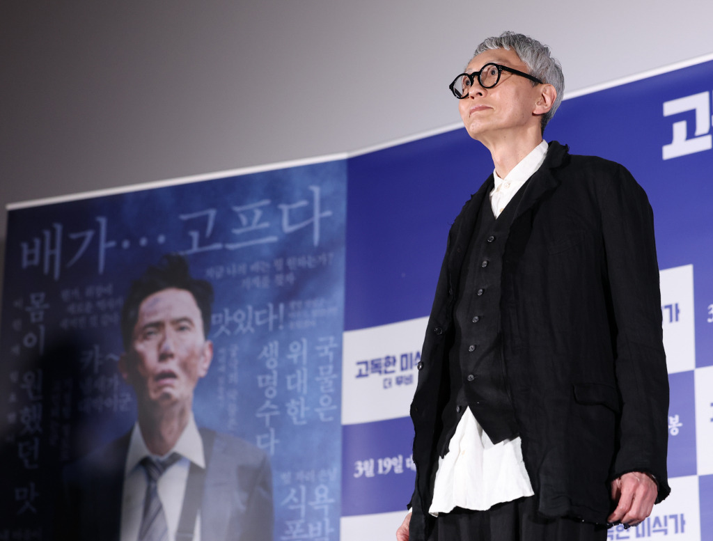 (서울=뉴스1) 권현진 기자 = 배우 겸 감독 마츠시게 유타카가 13일 오후 서울 용산구 CGV 용산점에서 열린 영화 '고독한 미식가 더 무비' 언론시사회 및 기자간담회에 참석해 인사를 하고 있다. '고독한 미식가 더 무비'는 프랑스 파리에서 시작해 일본의 외딴섬, 한국 남풍도 및 거제도를 찍고, 다시 일본 도쿄로! 오로지 궁극의 국물을 찾기 위한 프로 혼밥러 고로씨의 의도치 않은 모험을 담은 어드벤처 무비다. 2025.3.13/뉴스1 Copyright © 뉴스1. All rights reserved. 무단 전재 및 재배포, AI학습 이용 금지. /사진=(서울=뉴스1) 권현진 기자