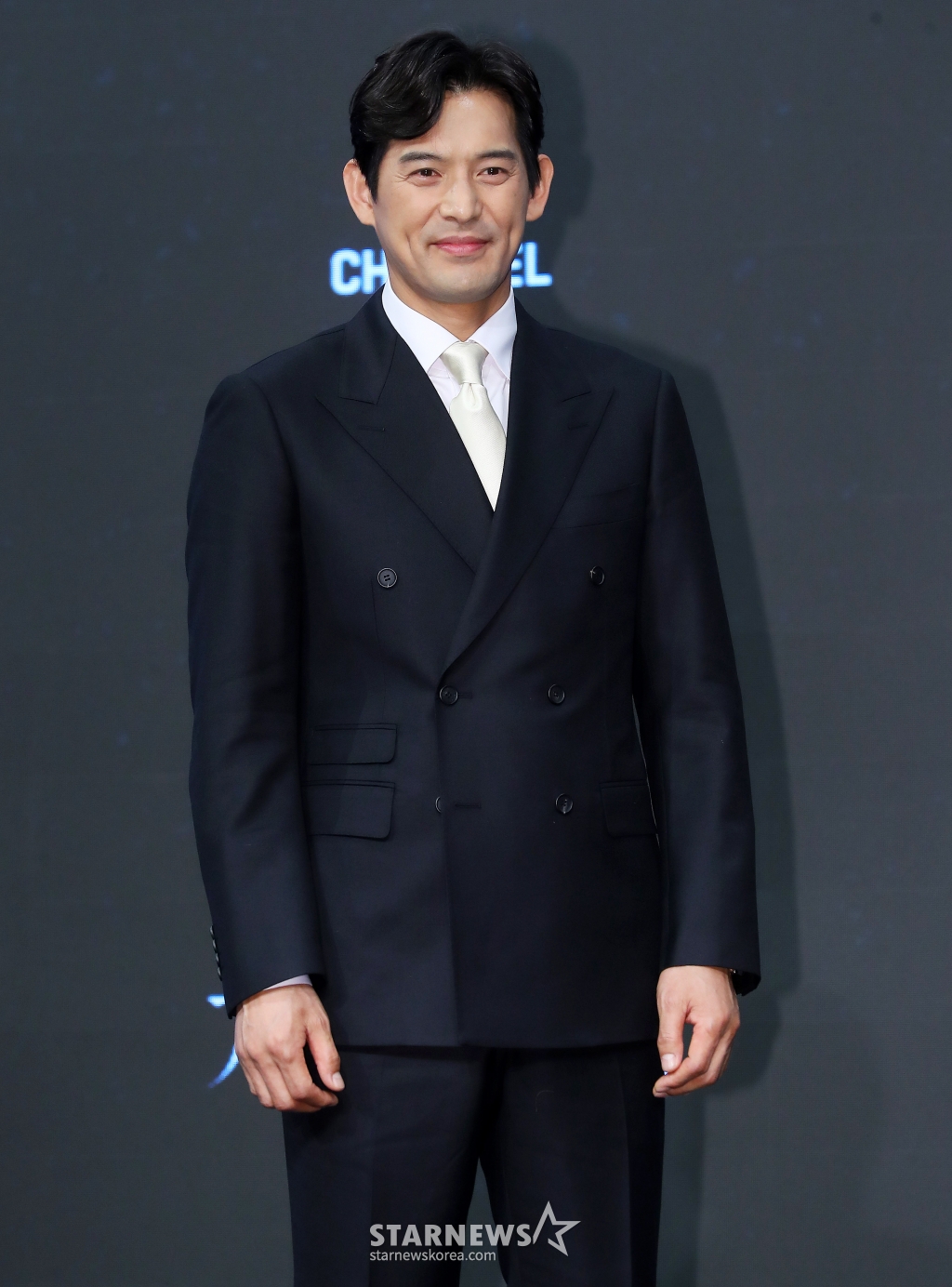 배우 오지호가 24일 오후 서울 구로구 신도림동 더 세인트 웨딩에서 진행된 채널A 월화드라마 '가면의 여왕' 제작발표회에 참석해 포즈를 취하고 있다. '가면의 여왕'은 화려하게 성공한 세 여자 앞에 10년 전 그녀들의 거짓말로 살인자가 된 절친이 나타나면서 가면에 감춰져 있던 진실이 드러나고, 한 남자로 인해 인생의 소용돌이를 맞게 된 친구들의 욕망이 충돌하는 미스터리 멜로 복수극이다. 2023.04.24