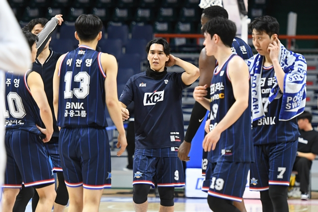 경기를 마친 KCC 선수단이 코트에서 모이는 모습. /사진=KBL 제공