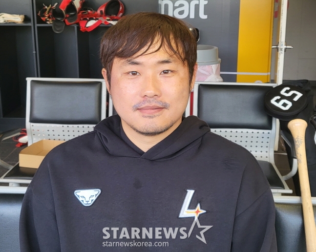 SSG 이지영이 13일 키움과 시범경기를 앞두고 취재진과 인터뷰를 하고 있다. /사진=안호근 기자