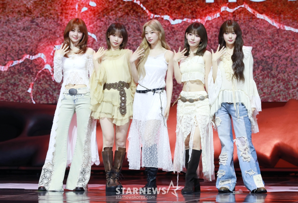 걸그룹 르세라핌(LE SSERAFIM)이 14일 오전 서울 광진구 예스24라이브홀에서 진행된 미니 5집 ‘HOT’ 발매기념 쇼케이스에서 포즈를 취하고 있다. 이번 앨범은 팝 장르의 타이틀곡 ‘HOT’을 비롯해 ‘Born Fire’, ‘Come Over’, ‘Ash’, ‘So Cynical(Badum)’등 총 5곡이 수록됐다. /2025.03.14 /사진=이동훈 photoguy@