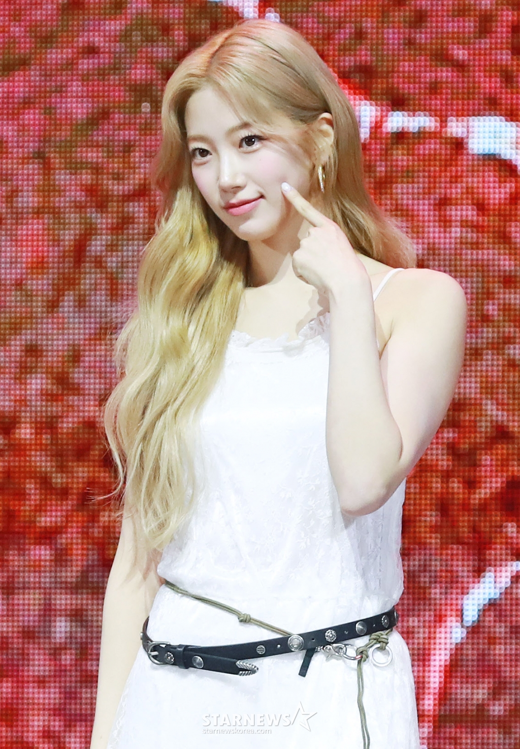 걸그룹 르세라핌(LE SSERAFIM) 카즈하가 14일 오전 서울 광진구 예스24라이브홀에서 진행된 미니 5집 ‘HOT’ 발매기념 쇼케이스에서 포즈를 취하고 있다. 이번 앨범은 팝 장르의 타이틀곡 ‘HOT’을 비롯해 ‘Born Fire’, ‘Come Over’, ‘Ash’, ‘So Cynical(Badum)’등 총 5곡이 수록됐다. /2025.03.14 /사진=이동훈 photoguy@