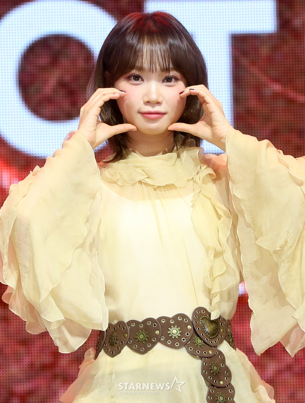 [서울=뉴시스] 김혜진 기자 = 그룹 르세라핌 김채원이 14일 오전 서울 광진구 예스24라이브홀에서 열린 다섯 번째 미니앨범 'HOT(핫)' 발매 기념 쇼케이스에서 포즈를 취하고 있다.   타이틀곡 'HOT'은 록(Rock)과 디스코(Disco)를 가미한 팝 장르의 곡이다. 2025.03.14. jini@newsis.com /사진=김혜진