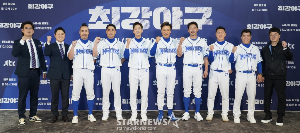 김선우 스포츠해설가, 정용검 아나운서, 전 야구선수 이승엽, 박용택, 정근우, 장원삼, 심수창, 유희관, 윤준호, 장시원 PD가 30일 오후 온라인 생중계로 진행된 JTBC 새 예능 '최강야구' 제작발표회에 참석해 포즈를 취하고 있다. 프로야구팀에 대적할만한 11번째 구단을 결성한다는 포부를 갖고 전국의 야구 강팀과 대결을 펼치는 야구 리얼리티 프로그램 '최강야구'는 6월 6일 첫 방송된다. /사진제공=JTBC 2022.05.30