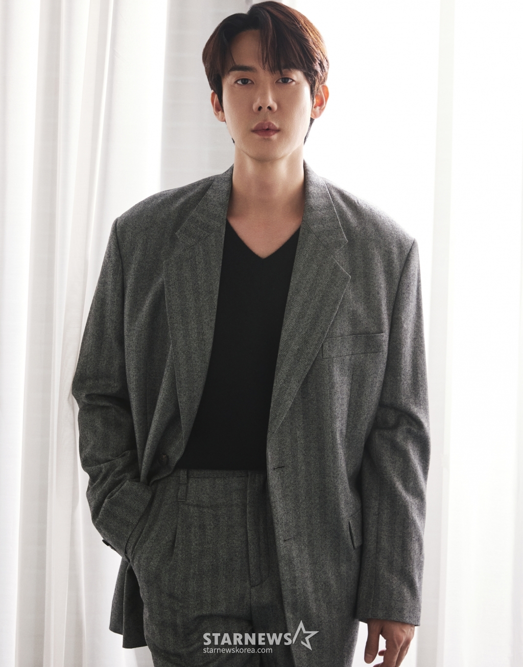 MBC 금토드라마 '지금 거신 전화는'의 배우 유연석이 6일 오전 서울 강남구 킹콩 by 스타쉽 사옥에서 진행된 종영 인터뷰를 위해 포즈를 취하고 있다. /사진제공=스타쉽엔터테인먼트 2025.01.06 /사진=이동훈 photoguy@