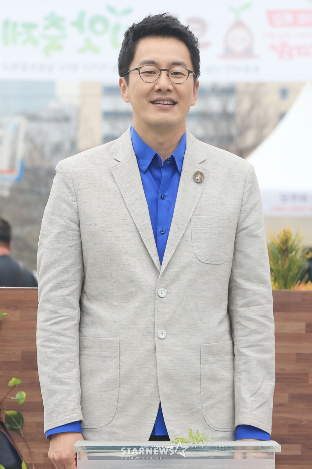 $ 김재원 아나운서가 14일 오전 서울 여의도 KBS홀 광장에서 열린 '6시 내고향' 6000회 기념 기자간담회에서 포즈를 취하고 있다. /사진=이기범 기자 leekb@