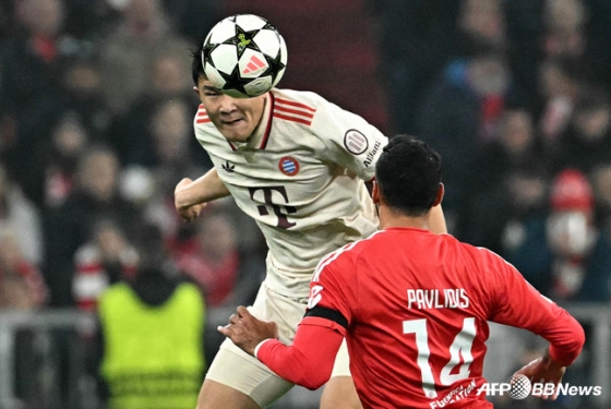 독일 뮌헨의 알리안츠 아레나에서 열린 2024~2025시즌 유럽축구연맹(UEFA) 챔피언스리그(UCL) 4라운드 SL벤피카전 수비에 집중하는 김민재(왼쪽). /AFPBBNews=뉴스1