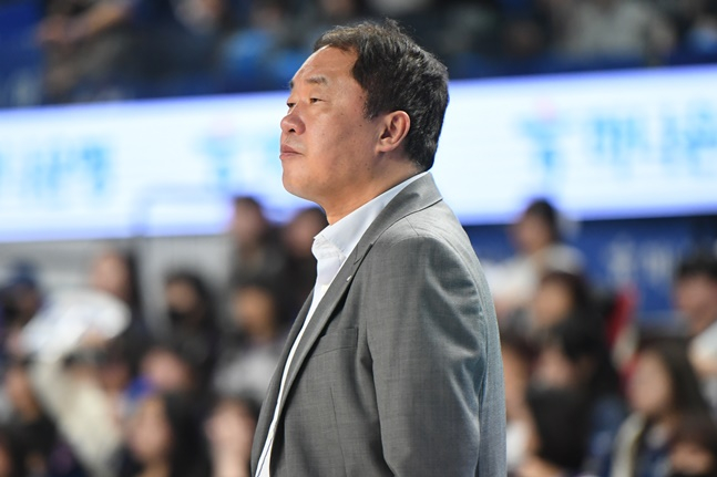 KCC 전창진 감독이 15일 한국가스공사전에서 경기를 지켜보고 있다. /사진=KBL 제공