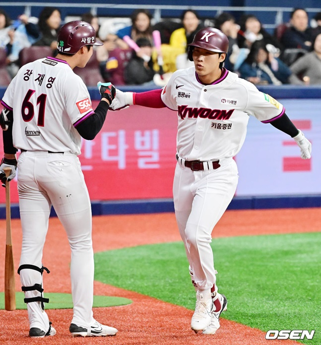키움 이주형(오른쪽)이 15일 두산과 시범경기에서 3회말 투런 홈런을 날리고 장재영과 하이파이브를 하고 있다.