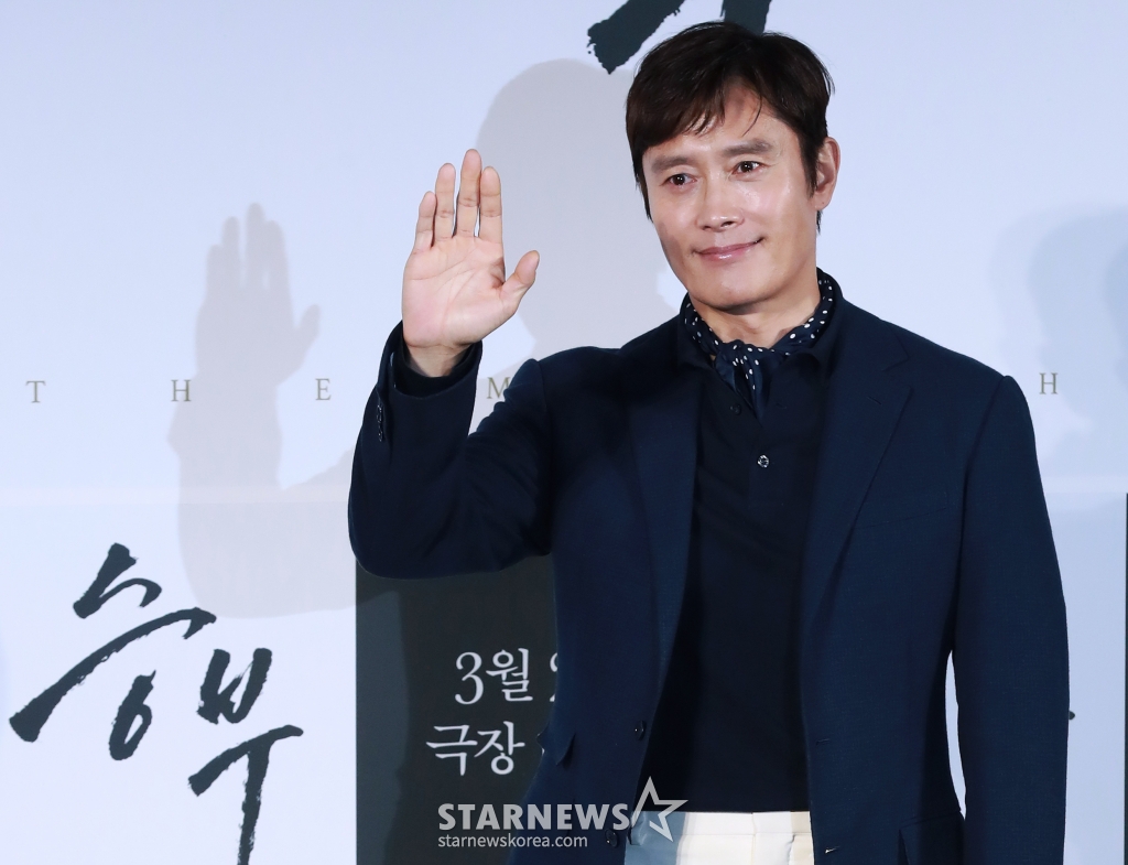 배우 이병헌이 7일 오전 서울 CGV용산아이파크몰에서 진행된 영화 '승부'(감독 김형주) 제작발표회에 참석해 포즈를 취하고 있다. 바둑계 전설 조훈현(이병헌)이 제자 이창호(유아인)와의 대국에서 패한 뒤 다시 정상에 도전하는 이야기를 그린 '승부'는 오는 26일 개봉한다. /2025.03.07 /사진=이동훈 photoguy@