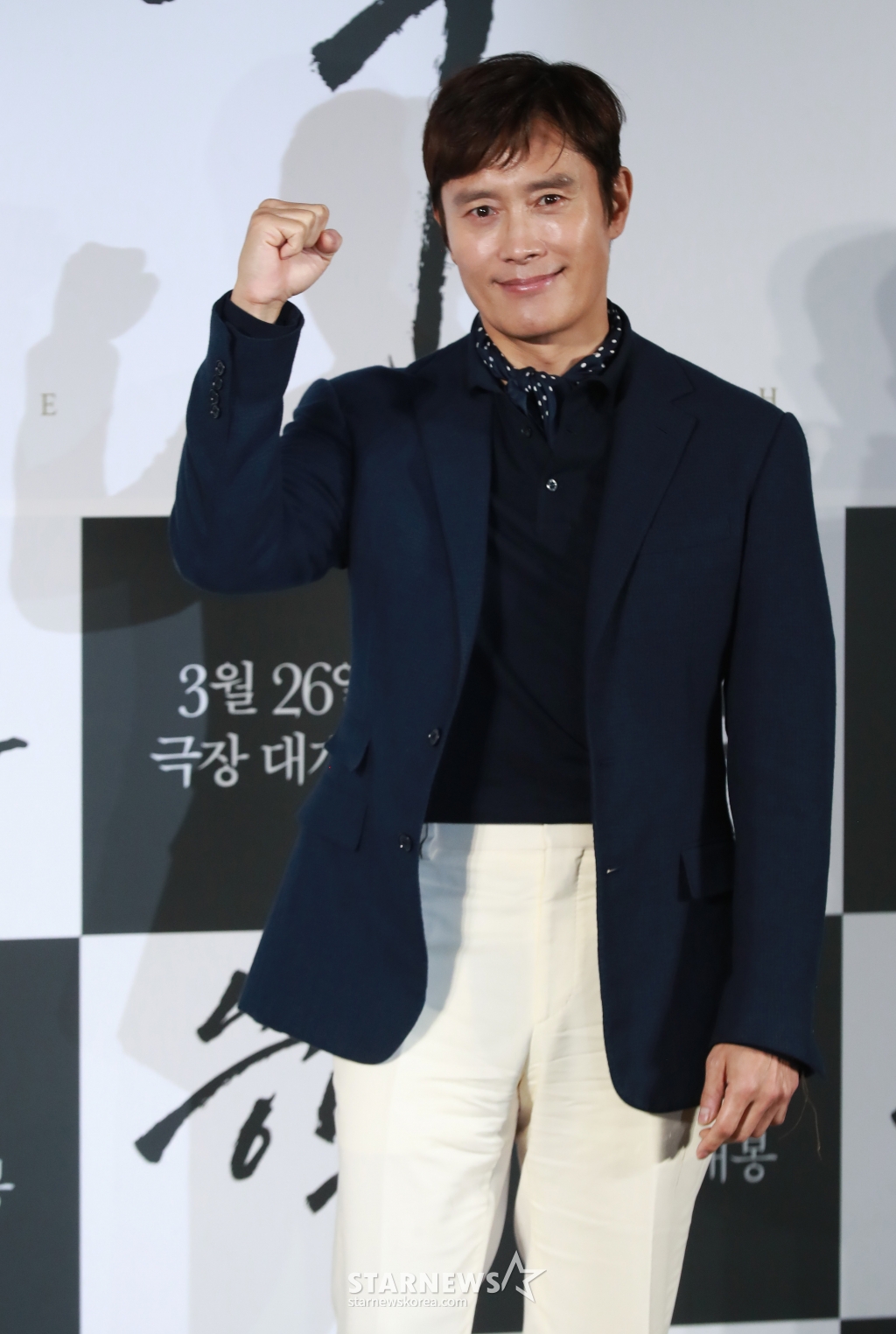 배우 이병헌이 7일 오전 서울 CGV용산아이파크몰에서 진행된 영화 '승부'(감독 김형주) 제작발표회에 참석해 포즈를 취하고 있다. 바둑계 전설 조훈현(이병헌)이 제자 이창호(유아인)와의 대국에서 패한 뒤 다시 정상에 도전하는 이야기를 그린 '승부'는 오는 26일 개봉한다. /2025.03.07 /사진=이동훈 photoguy@