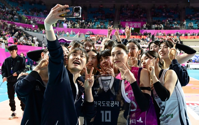한국도로공사 선수단이 15일 인천 삼산월드체육관에서 열린 흥국생명과 도드람 2024~2025 V리그 여자부 정규리그 6라운드 방문 경기가 끝난 후 열린 '김연경 은퇴 투어'에서 단체 사진을 찍고 있다. /사진=한국배구연맹 제공