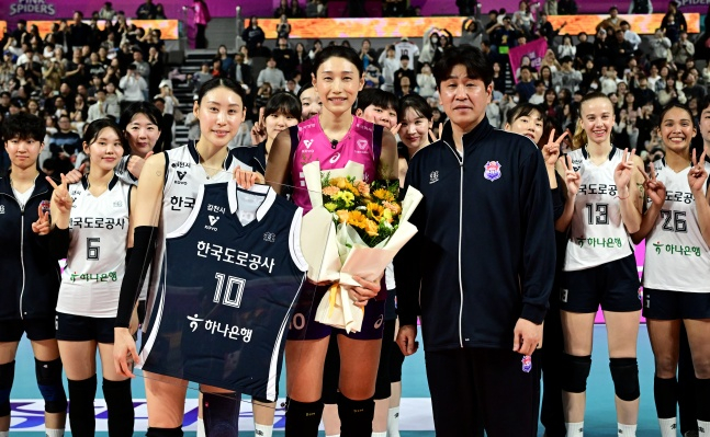 한국도로공사 배유나(왼쪽)와 김종민 감독(오른쪽)이 15일 인천 삼산월드체육관에서 열린 흥국생명과 도드람 2024~2025 V리그 여자부 정규리그 6라운드 방문 경기가 끝난 후 열린 '김연경 은퇴 투어'에서 기념 사진을 찍고 있다. /사진=한국배구연맹 제공