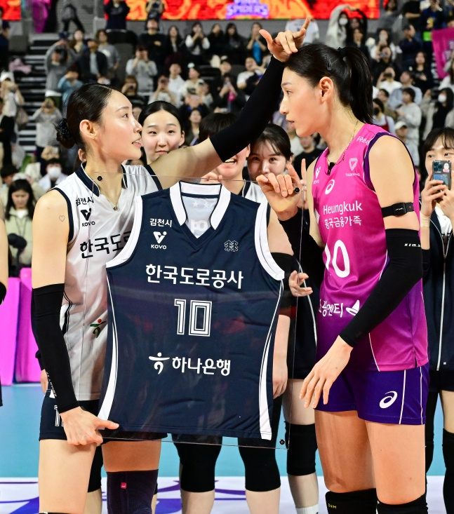 한국도로공사 배유나(왼쪽)가 15일 인천 삼산월드체육관에서 열린 흥국생명과 도드람 2024~2025 V리그 여자부 정규리그 6라운드 방문 경기가 끝난 후 열린 '김연경 은퇴 투어'에서 김연경과 이야기를 나누고 있다. /사진=한국배구연맹 제공