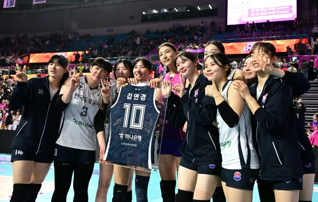 한국도로공사 선수단이 15일 인천 삼산월드체육관에서 열린 흥국생명과 도드람 2024~2025 V리그 여자부 정규리그 6라운드 방문 경기가 끝난 후 열린 '김연경 은퇴 투어'에서 단체 사진을 찍고 있다. /사진=한국배구연맹 제공