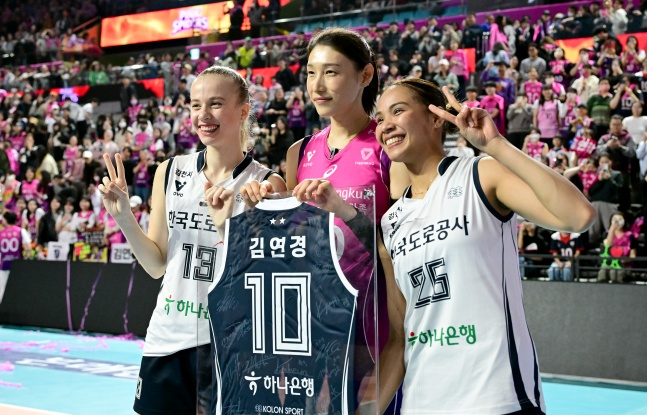 한국도로공사 니콜로바(왼쪽)와 타나차(오른쪽)이 15일 인천 삼산월드체육관에서 열린 흥국생명과 도드람 2024~2025 V리그 여자부 정규리그 6라운드 방문 경기가 끝난 후 열린 '김연경 은퇴 투어'에서 기념 사진을 찍고 있다. /사진=한국배구연맹 제공