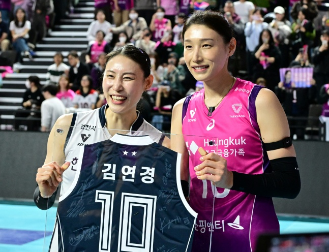 한국도로공사 배유나(왼쪽)가 15일 인천 삼산월드체육관에서 열린 흥국생명과 도드람 2024~2025 V리그 여자부 정규리그 6라운드 방문 경기가 끝난 후 열린 '김연경 은퇴 투어'에서 김연경과 기념 사진을 찍고 있다. /사진=한국배구연맹 제공