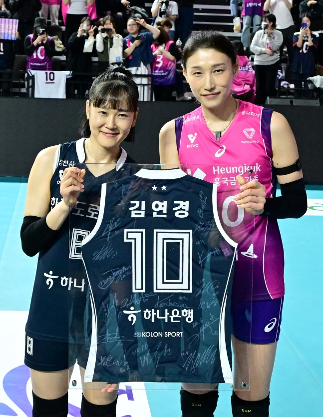 한국도로공사 임명옥(왼쪽)이 15일 인천 삼산월드체육관에서 열린 흥국생명과 도드람 2024~2025 V리그 여자부 정규리그 6라운드 방문 경기가 끝난 후 열린 '김연경 은퇴 투어'에서 김연경과 기념 사진을 찍고 있다. /사진=한국배구연맹 제공