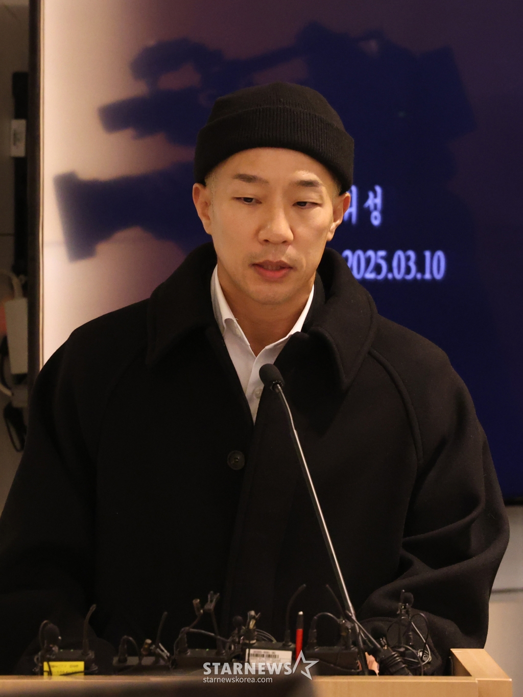[서울=뉴시스] 김명년 기자 = 16일 오전 삼성서울병원에서 열린 故 휘성의 영결식에서 마이티마우스 상추가 발언하고 있다.(공동취재) 2025.03.16. kmn@newsis.com /사진=