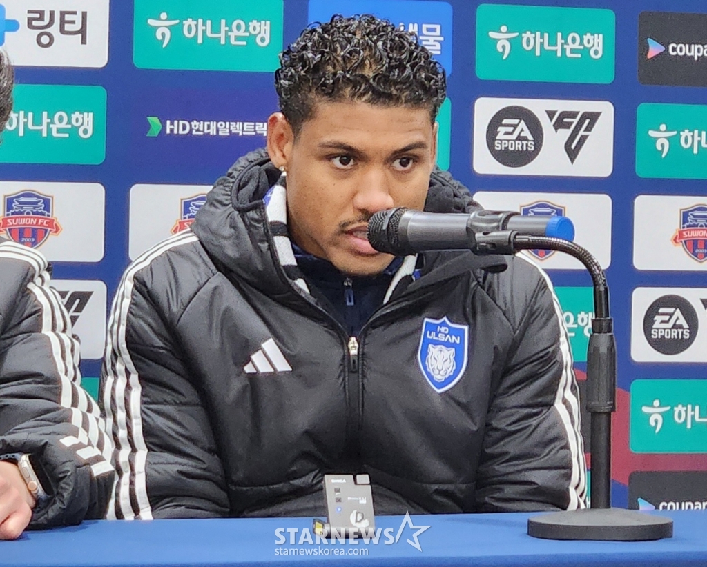 수원FC와 경기 후 수훈 선수 기자회견에서 발언하는 에릭. /사진=박건도 기자