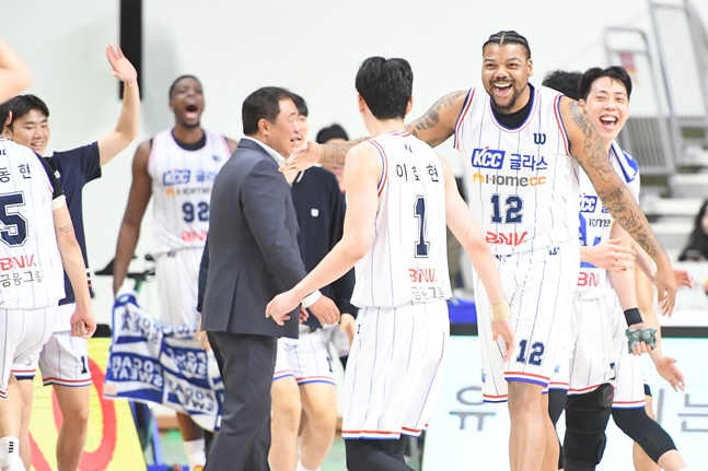 KCC 선수단이 16일 현대모비스전에서 기뻐하고 있다. /사진=KBL 제공