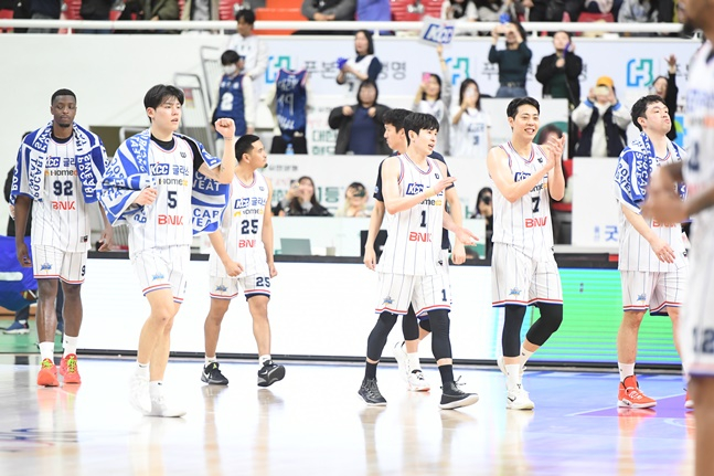 KCC 선수단이 16일 현대모비스전에서 12연패를 끊은 후 기뻐하고 있다. /사진=KBL 제공