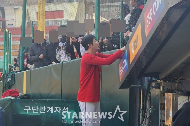 팬들과 대화를 하고 있는 박종훈(가운데). /사진=박수진 기자