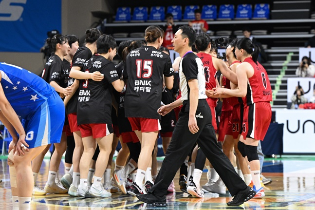 BNK 선수단이 16일 열린 2024~2025 WKBL 챔피언결정전 1차전 승리 후 기뻐하고 있다. /사진=WKBL 제공