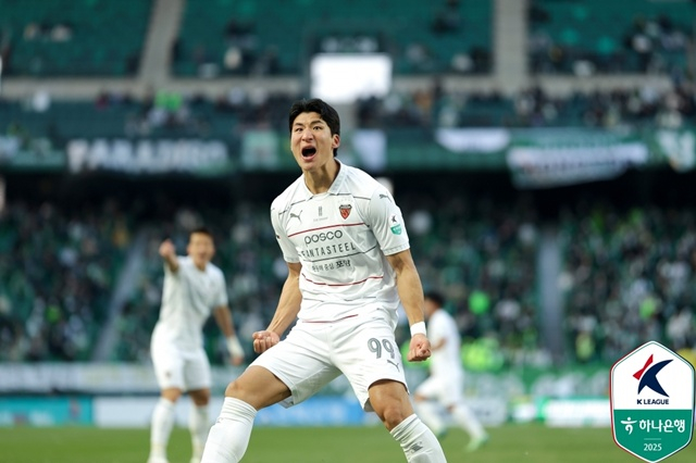 포항스틸러스 조상혁이 동점골을 넣고 세리머니를 펼치고 있다. /사진=한국프로축구연맹 제공