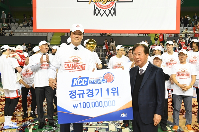 전희철(가운데 왼쪽) 감독이 16일 원주종합체육관에서 열린 '2024~2025 KCC 프로농구' 정규리그에서 원주 DB를 꺾고 우승한 뒤 기념 촬영을 하고 있다. /사진=KBL 제공