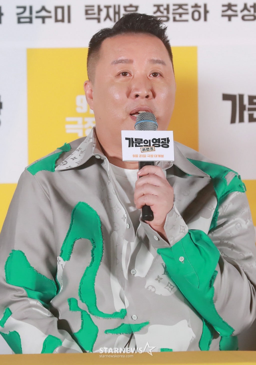 배우 정준하가 19일 오전 서울 CGV용산아이파크몰에서 진행된 영화 '가문의 영광: 리턴즈'(감독 정태원, 정용기) 언론시사회 및 기자간담회에 참석해 질문에 답하고 있다. 잘 나가는 스타 작가 대서와 가문의 막내딸 진경을 결혼시키기 위해 온갖 음모를 꾸미는 장씨 가문의 사생결단 결혼성사 대작전을 그린 코미디 '가문의 영광: 리턴즈'는 오는 21일 개봉한다. /2023.09.19 /사진=이동훈